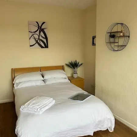 Whole House… It Is What It Is Holiday home Bristol